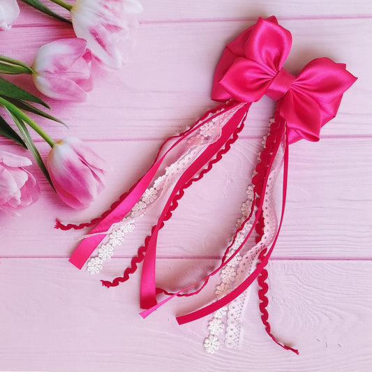 For all occasion, TinyShiny bows are on the rise as a trend for mothers and daughters. They are an elegant and sophisticated way to add a touch of glamor to hairstyles, creating an amazing look for mothers and daughters.